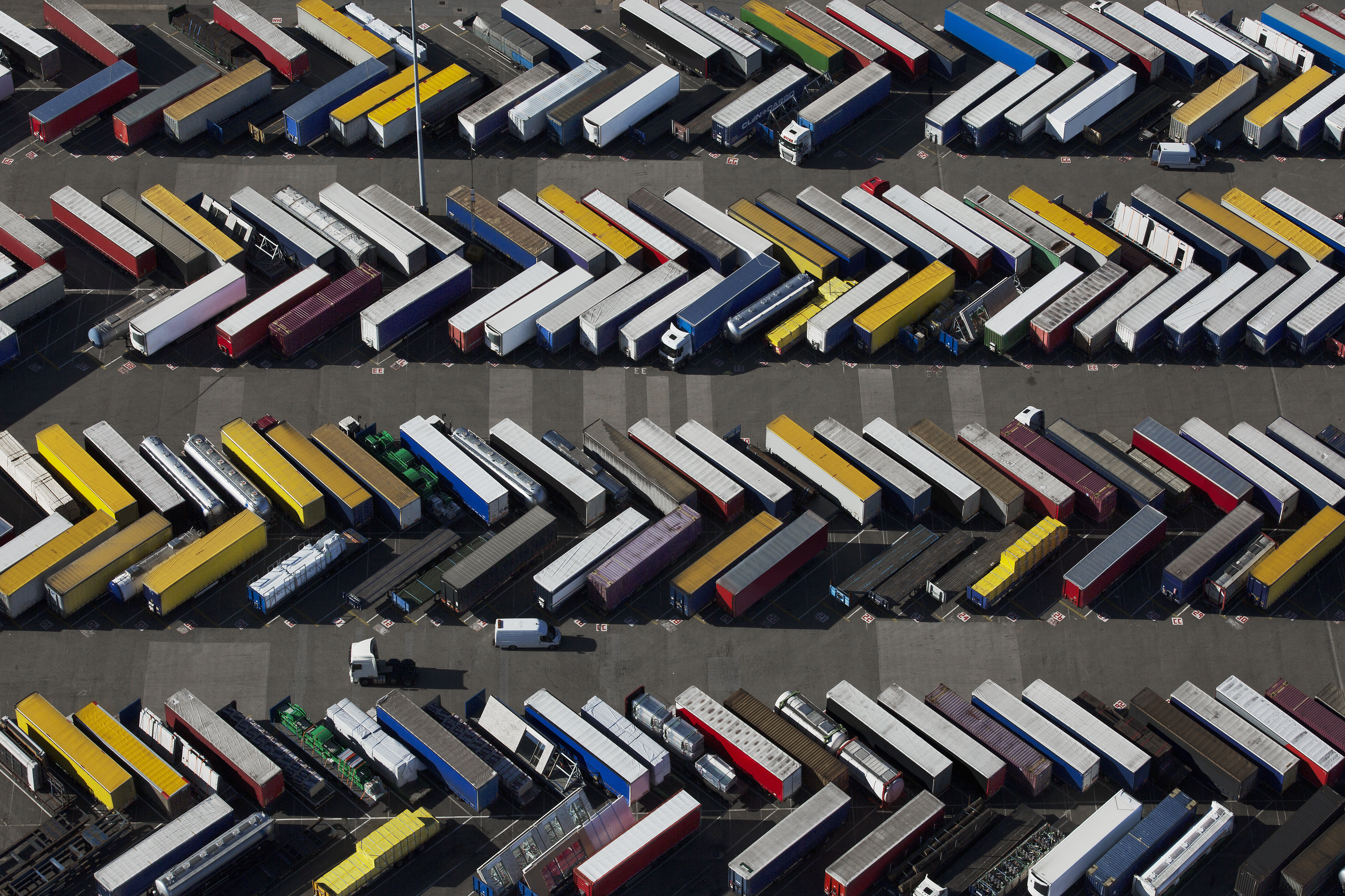 uk-essex-purfleet-docks-aerial-view-of-shipping-2026-03-25-02-44-28-utc